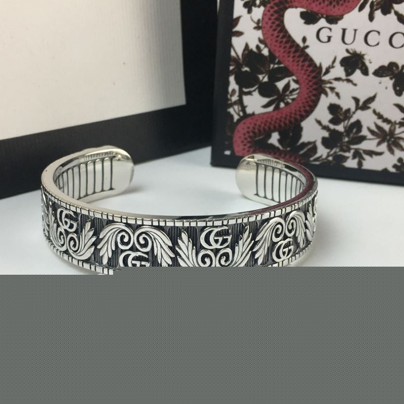 G*u*i bracelets